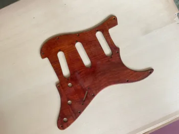 Elektrinė gitara yra pagaminti iš medžio drožė liepsna klevas VPAS, raudona, su 11 skyles ir 3 sluoksnių vieno vielos ritė blokuoti S, T-formos